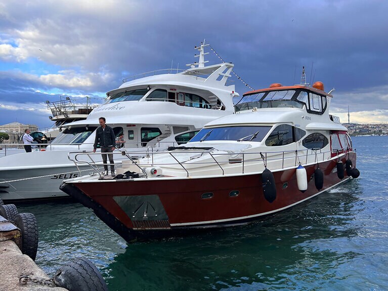 クルーズ船が続々と発着所にやってきて乗船客を乗せていく。