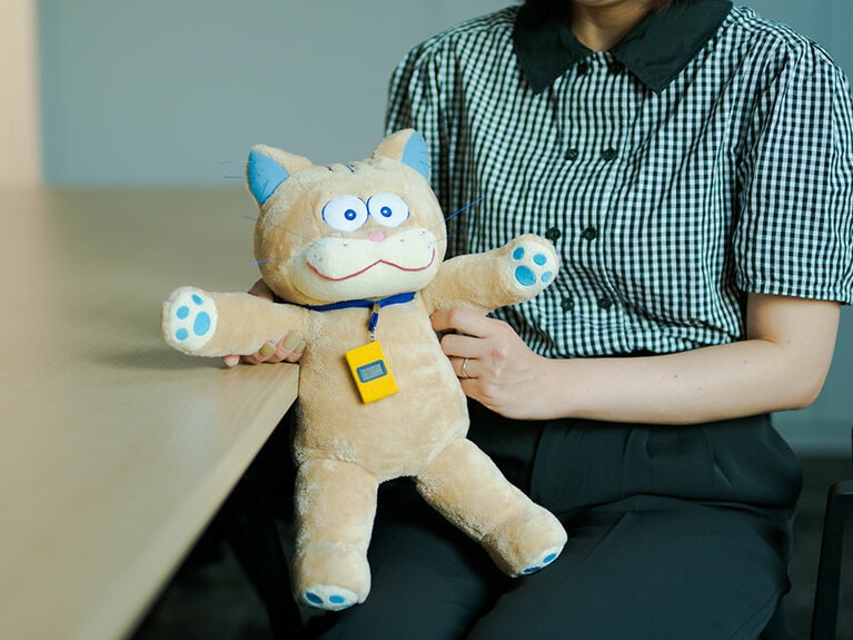 あんずちゃんの特製ぬいぐるみ。首から下げているガラケーがポイント。