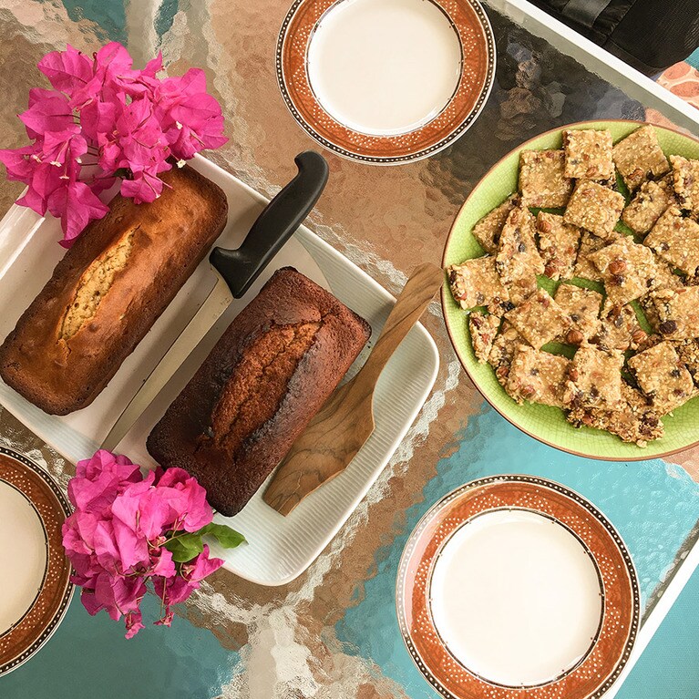 ニューカレドニアのとある養蜂家、アルノー・メロション（Arnaud Maillochon）さん宅でのティータイム。ハチミツを使った焼き菓子が並び華やか。