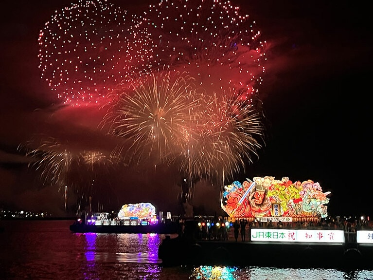 青森花火大会・ねぶた海上運行。写真提供＝（公社）青森観光コンベンション協会