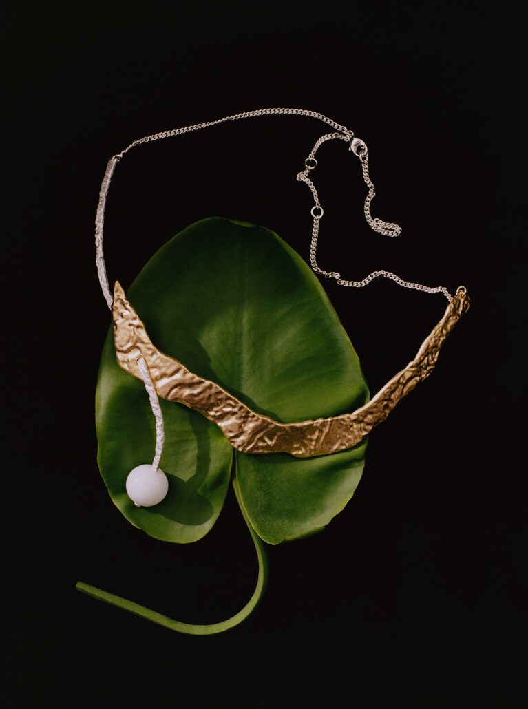 フィンランド発のジュエリーブランド・カレワラ。「Itu」コレクションのビジュアルより。