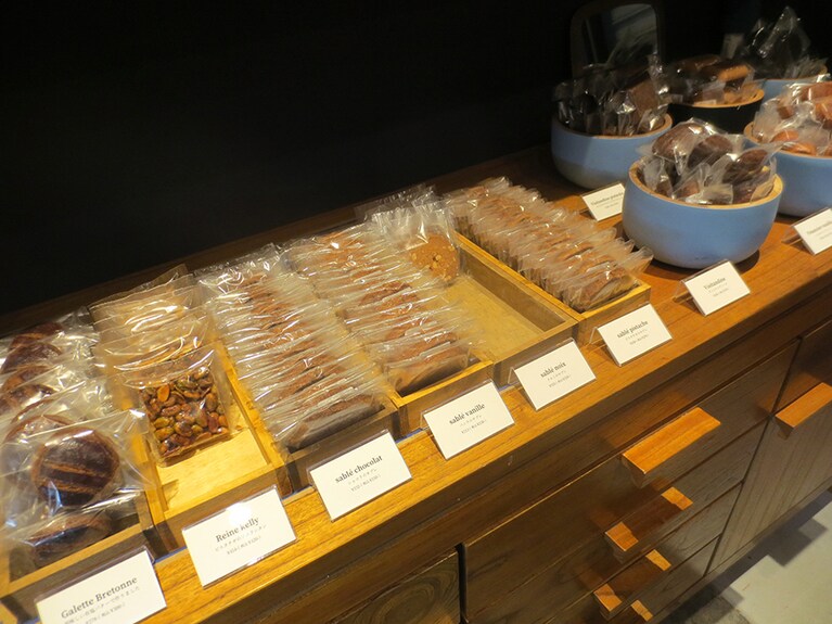 棚に並ぶ焼き菓子。