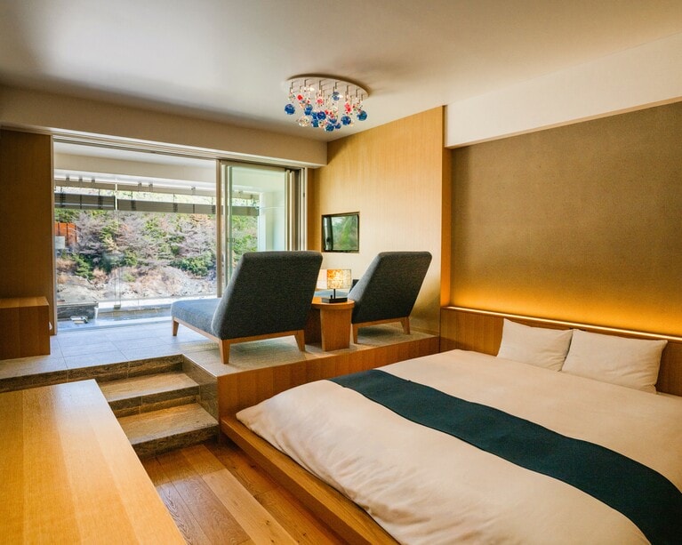 人気の部屋タイプはその名も「客室付き露天風呂」。温泉風呂の傍らには湯上がりチェアが。