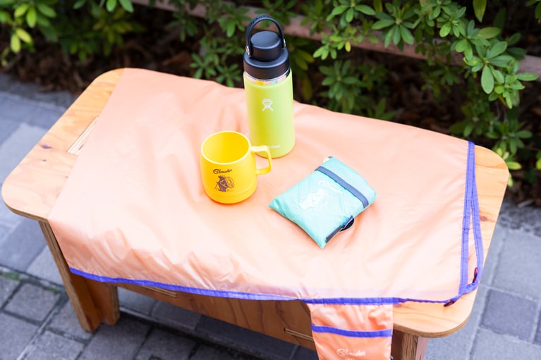 収納時12cm×11cmとコンパクトになり持ち運びラクラク。カラー5種展開。4,950円。