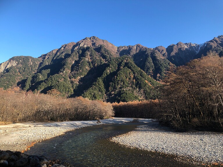 梓川の清流と山々。