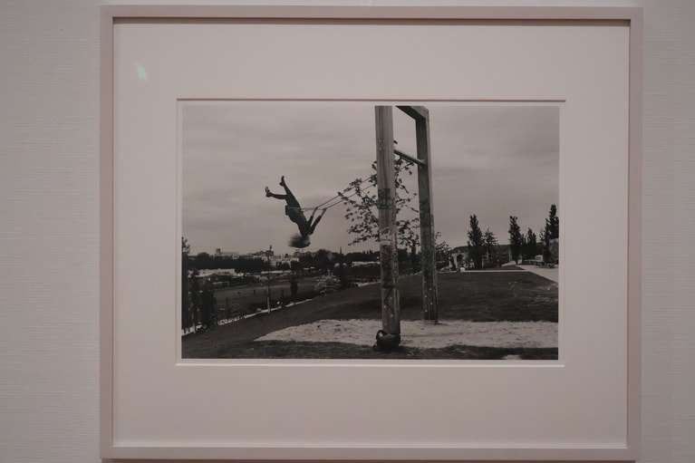 ジビレ・ベルゲマンの《マウアーパーク、ベルリン》。「ファッション写真にも見える一点ですが、私的に撮影した作品だそうです」（三本松さん）。