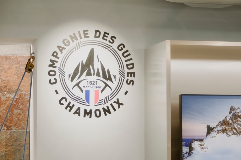 1階には、世界最古のガイド団体ともいわれるフランス・シャモニーのガイド協会「Compagnie des Guides de Chamonix」のエンブレムが。