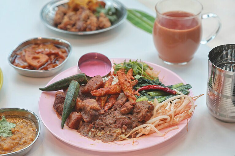 フィッシュ・ナシカンダール 1,550円。さくっと軽い食感の揚げ魚、驚くほどやわらかな短角牛カレーはジャガイモにも味が染みている。ちなみに、オクラともやしはナシカンダーの定番のトッピングで無料サービス。