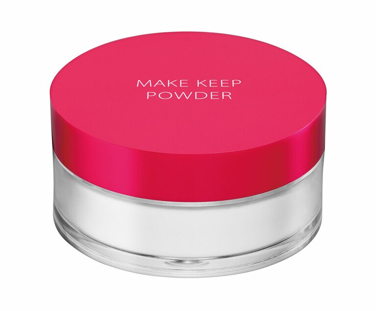 メイクヨレ防止のために、肌への密着性が高い粉体を新配合。化粧膜のヨレも、膜の隙間から皮脂が広がることによるテカリまでも防ぐ。さらにウォータープルーフ処方＆皮脂プルーフ効果を備え、長時間驚くほどメイクをキープし、テカらない。シカ成分、保湿成分としてスクワランを配合。鉱物油、合成界面活性剤フリー、無香料。メイク キープ パウダー EX 1,386円（編集部調べ）／コーセーコスメニエンス