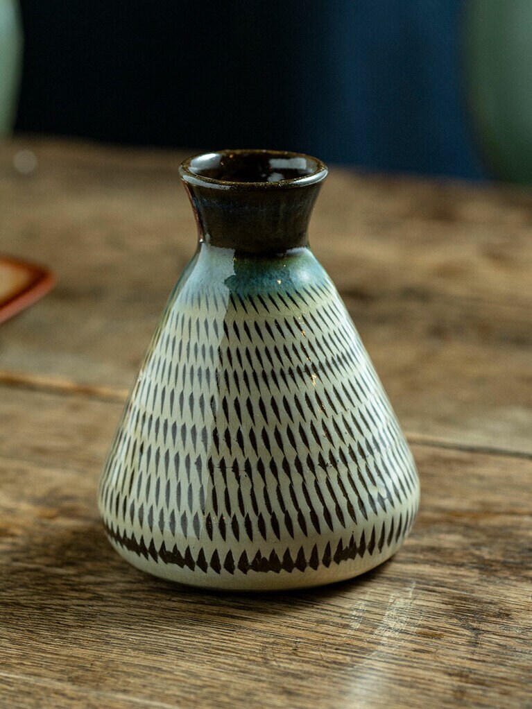 【しゃけ小島】鮭をつまみに日本酒はいかが？　1合550円～。熱燗もあります。