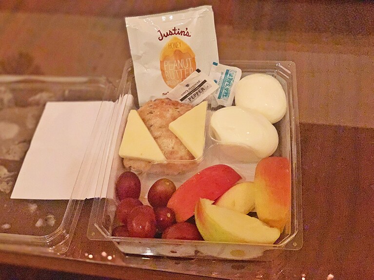 「スターバックス プロテイン ボックス　エッグ&チーズ ウィズ アップル & グレープ」 6.75ドル(470カロリー)。