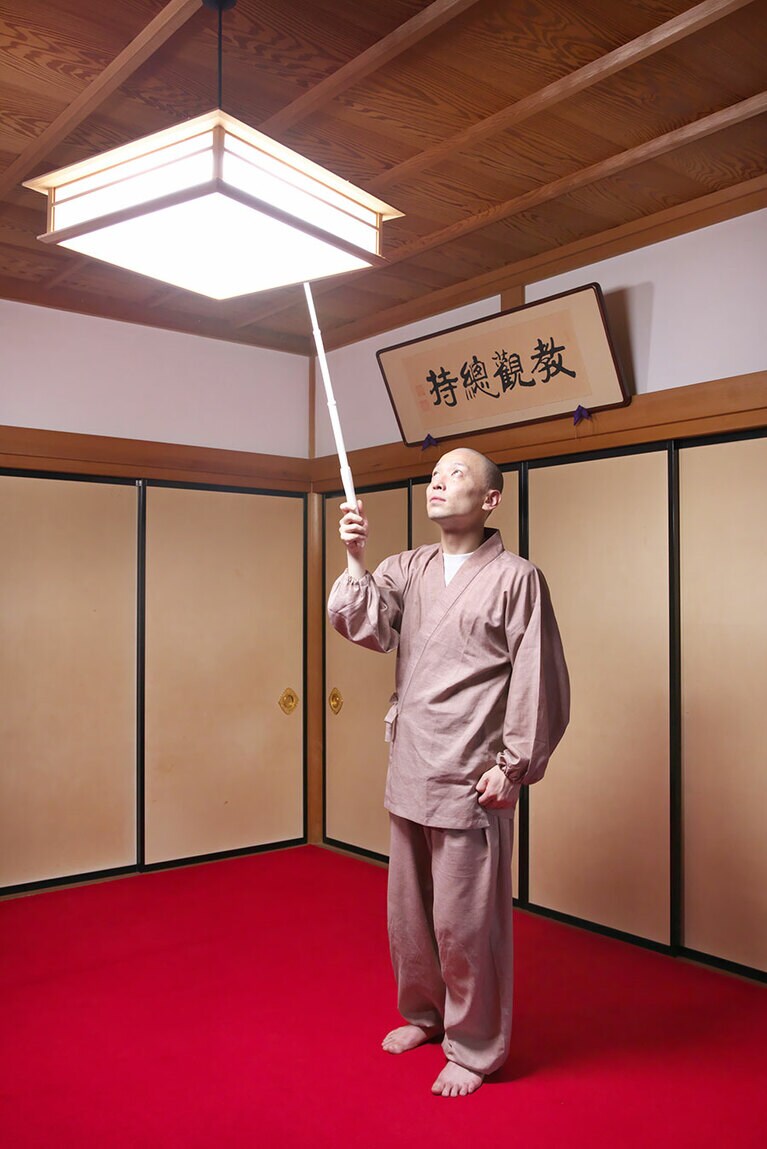 照明のカサや洋服ダンス、冷蔵庫の上などには特にほこりが溜まりやすいので、週に１度の掃除は必須(〈協力：関口真允〉『比叡山大阿闍梨 心を掃除する』より)。