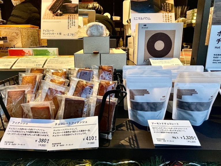 チョコレートを使った焼き菓子も種類豊富に取り揃えています。