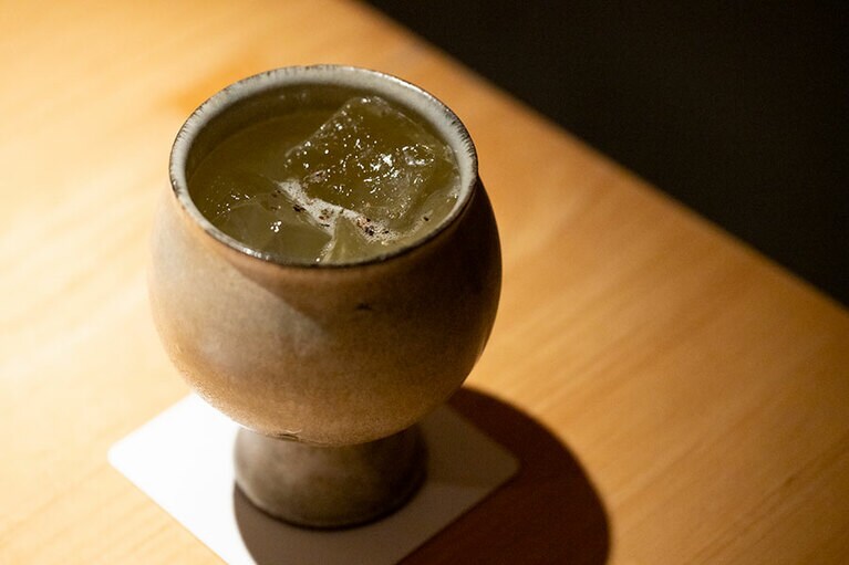 店名を冠する「ヤコウボク」は、夜香木の花の香りを再現したジンベースのカクテル。スノージャスミンの香りとアップルソーダの甘みが華やか。“熊本の土の上に花を咲かせる”イメージで熊本県北部の名産品・小代焼の器を使用。