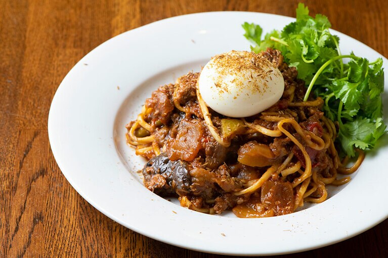 小野瀬さんが夢見た異国焼きそば「ラグマン」。