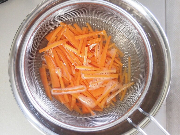 (2) 鍋に湯を沸かし、(1)の人参を茹でます。