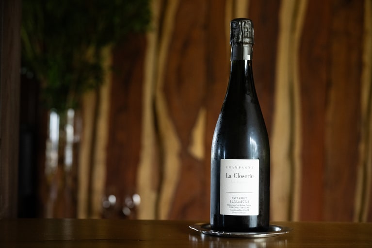 乾杯に登場したのは、ジェローム・プレヴォー「ラ クロズリー レ ベギーヌ エクストラ ブリュット」。果実味のある黒ブドウ100％を木樽で熟成し、発酵させたシャンパーニュはふくよかな味わい。