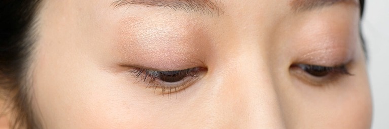 CREAアンバサダー・廣松叶子さんのセルフメイク。アイシャドウ＆アイラインは、きれいに入っているけど、メイク感が若干薄い印象。下まぶたに何もしていないのももったいない！