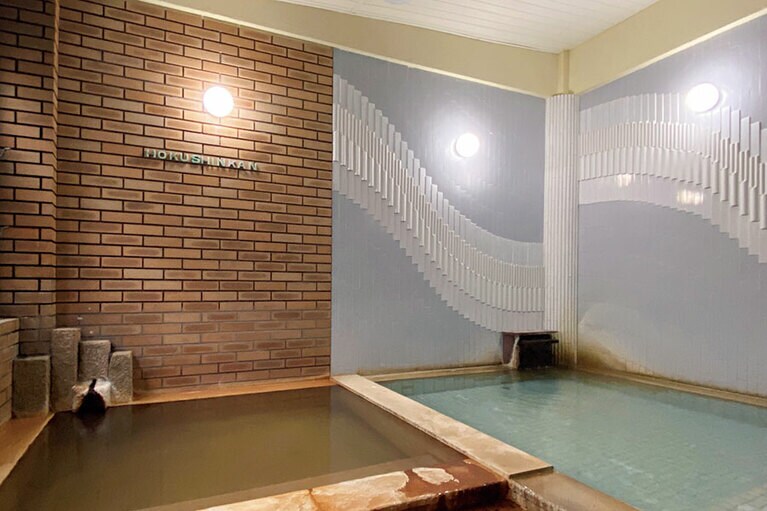 【寺泊温泉 北新館】肌がすべすべになる約38度の成分の濃いナトリウム塩化物強塩泉と、ナトリウム炭酸水素塩泉の2種の源泉が自噴。