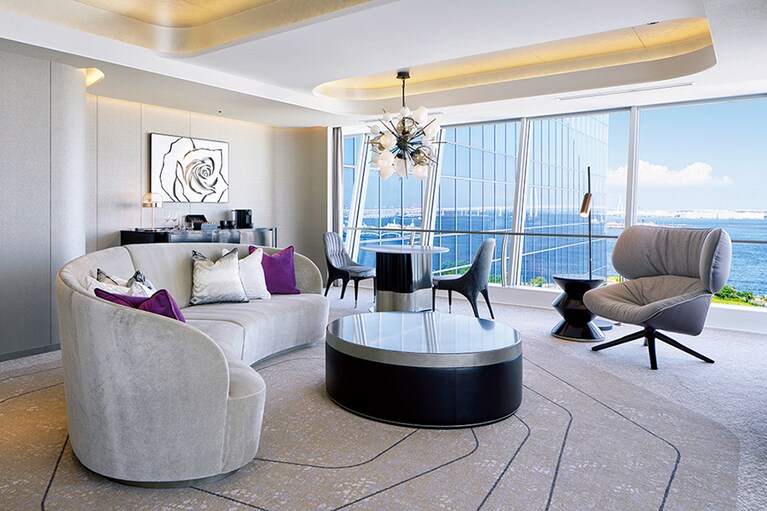 “ザ・カハラスイート”でセレブのようなハネムーンを。窓からはみなとみらいのダイナミックな景観が楽しめる。