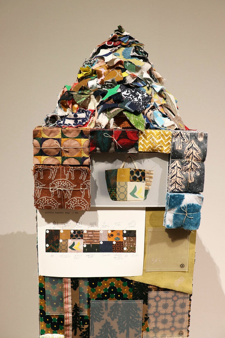 「種」のセクションでは、ファッションをはじめ、家具や食器など、幅広い活動の根幹にある皆川明氏とミナ ペルホネンのものづくりの哲学やアイデアを紹介。貴重な制作の舞台裏を目にすることができる。