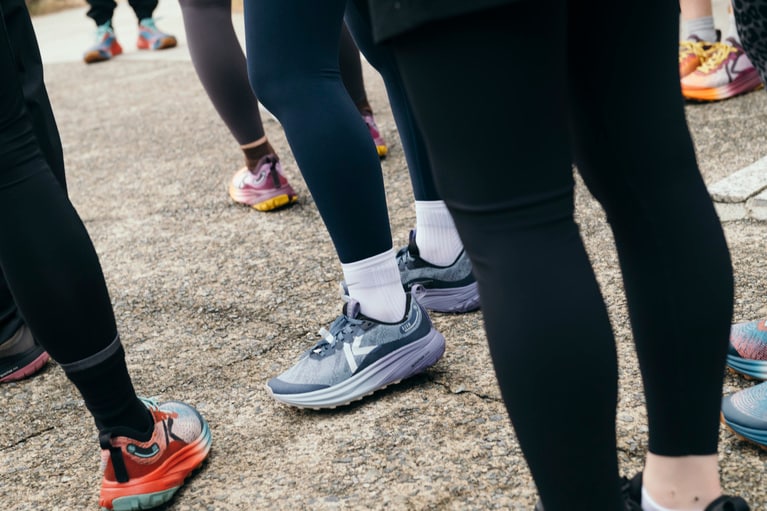 参加者が選んだシューズがそろうと、色とりどりで個性が出ていました