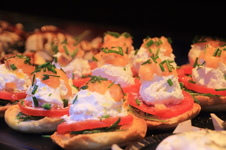 チーズ専門店のタパスにはつくりたてのカッテージチーズが載っている。