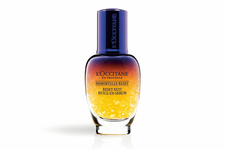 過酷な環境下でダメージを受けた肌を寝ている間に修復するオイルインセラム。翌朝、ハリとツヤに満ちた肌に。イモーテル オーバーナイトリセットセラム 30mL 8,000円／ロクシタンジャポン