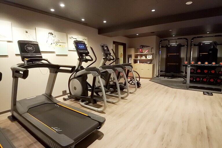 壁にかけられた飛脚のイラストを見ながらランニング。