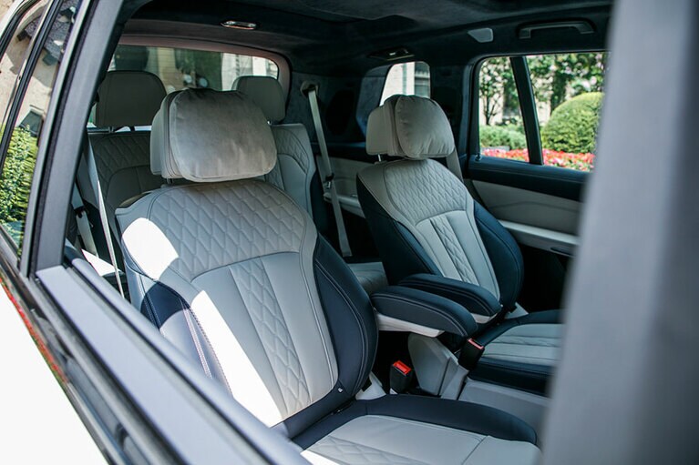 プライベートラウンジのような広々としたシートには、クラフトマンシップを感じさせる極上のレザーを採用。