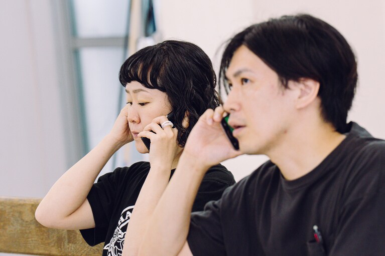 「忘れられてしまった記憶へ目を向けたい」ポッドキャスト演劇に挑戦するロロ・三浦直之が新作『まれな人』にかける思い。稽古風景。