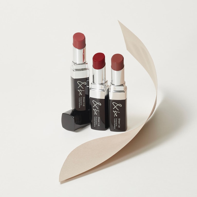 オイルとワックスの組み合わせ技術によって、なめらかに伸びて発色は美しく、でも唇の質感も感じさせるシアーな仕上がりのリップ。モイストフィックスオイルが、唇の水分でジェル状の膜を形成し、唇表面をラッピングするように包むので、塗っている間唇の潤いと色を守る処方。＆be シアーリップ 左から、甘さのあるベージュピンクのヌードピンク、シックな赤みブラウンのブリック、肌なじみのよいナッツベージュ 各2,200円／Clue