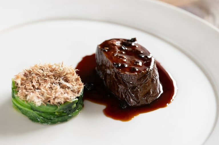 「鹿の石窯焼き」。添えてあるほうれん草の上には、鹿の干し肉を鰹節のように削った「鹿節」が。