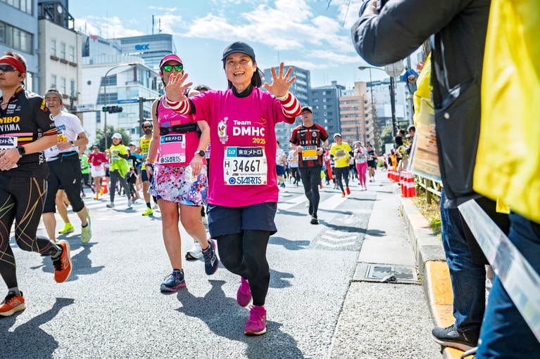 6年ぶりのフルマラソンに挑んだ佐藤奈津さん。　©東京マラソン財団