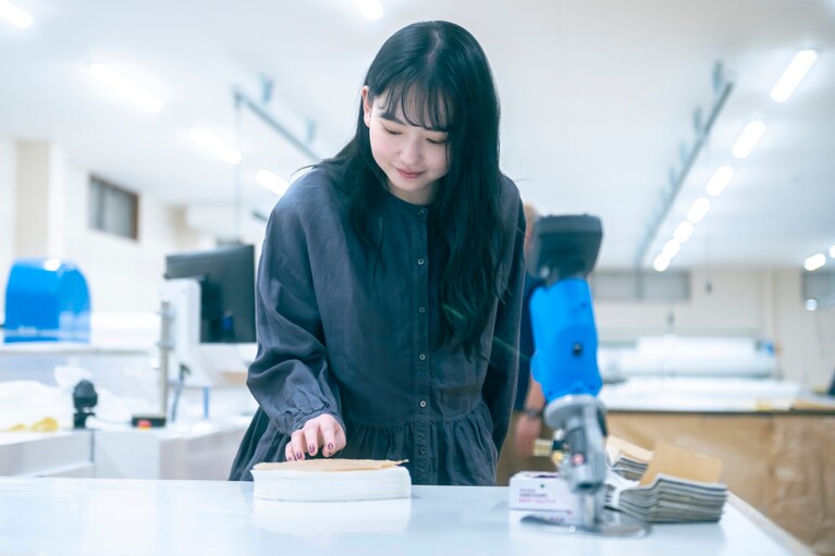 【俳優・山田杏奈がネストローブをまとう】徳島の風が肌に触れる、“心地よさの源泉”を巡る旅