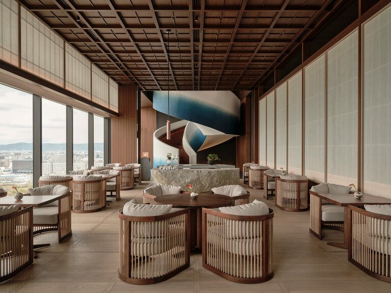 大阪城公園を一望する、19階のティーラウンジ「にじり」は、木と和紙が織りなす、やわらかく落ち着いた雰囲気が漂う空間。