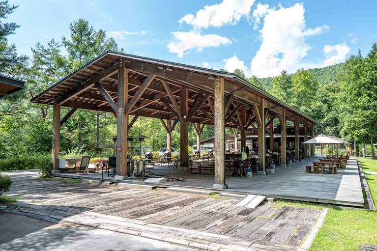 自然と一体になったような解放感も魅力の「グラマラスダイニング蓼科」。