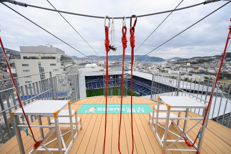 サッカースタジアム上空を滑走するジップラインは、日本初だとか。