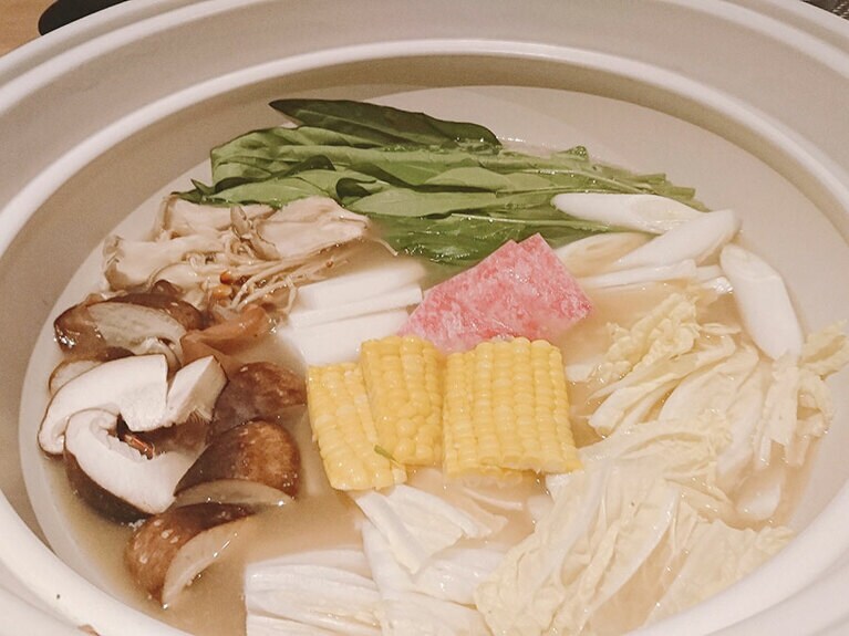 スープにさまざまな野菜を入れたかと思うと……。