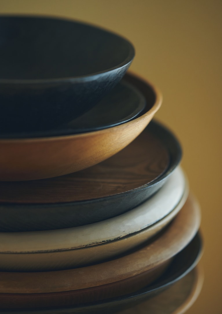 「使い勝手」も「見た目の良さ」も兼ね備えた、三谷龍二さんの盆。写真：奥山晴日