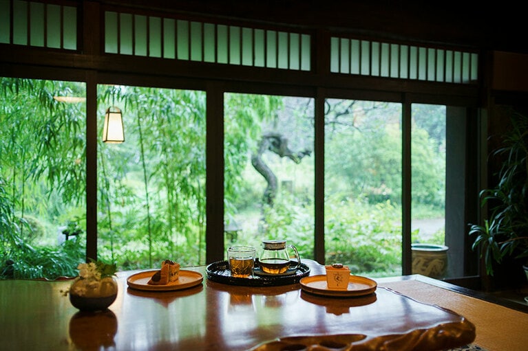 栗の栽培を奨励した元村長の家屋をお店に。広い庭には緑があふれる。