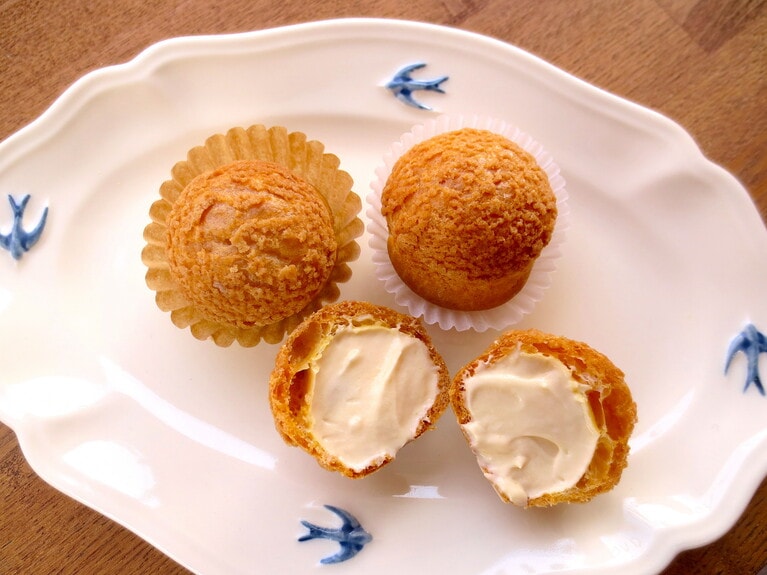 「シュークリーム」も1個から買えます。注文があってからクリームを詰めるので生地がサクサク。プレーン120円、紅茶クリーム130円。