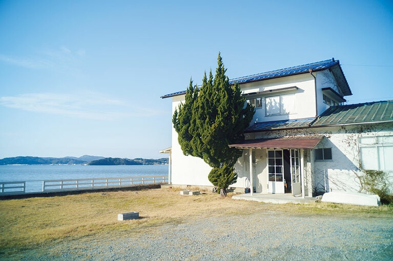 1階は智之さんが営む額装と生活雑貨の店。