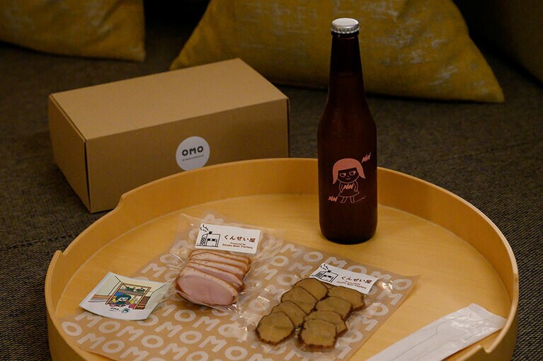 街歩きの後は、お部屋で「部屋飲みセット」を。もちろんこちらも全てmade in 大塚のビールと燻製おつまみ。