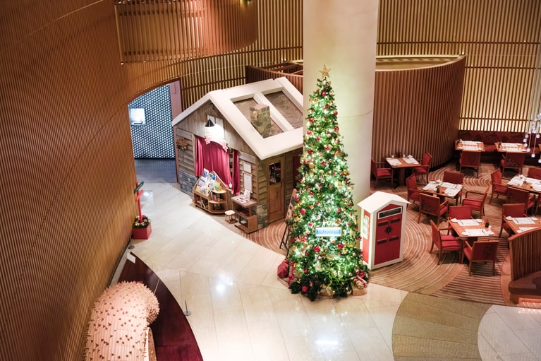 ザ・ペニンシュラ東京のクリスマスツリー。