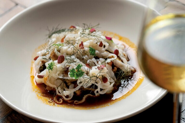 “椎茸とセロリアックを添えたイカ・ヌードル” £12。やわらかく甘みのあるイカと椎茸のバランスが絶妙。