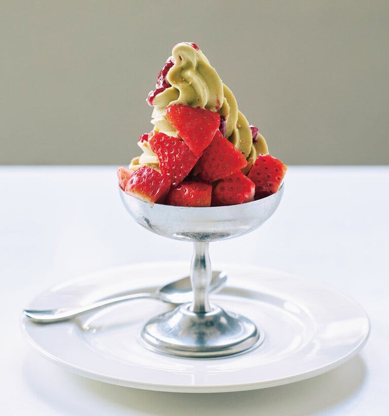 ピスタチオソフトクリームに“アクセント”をちりばめて。イチゴピスタチオ W9,000。