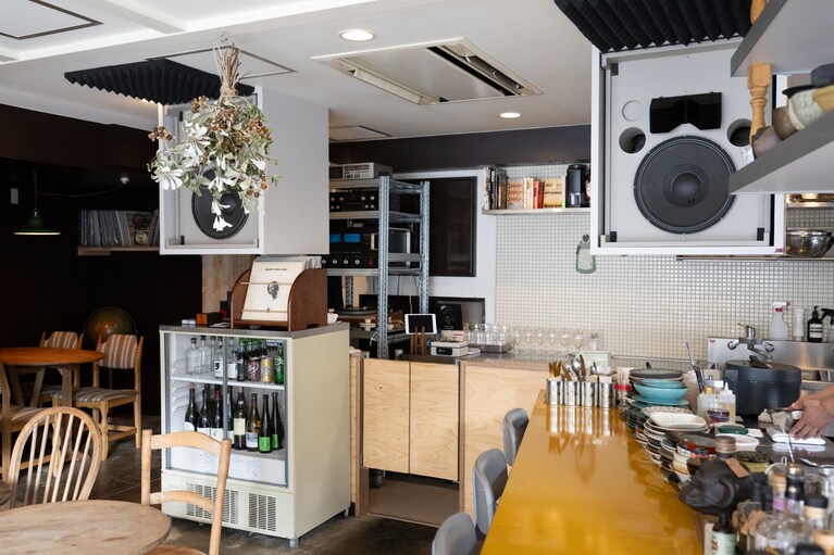 カウンターのほかにはテーブル席も。