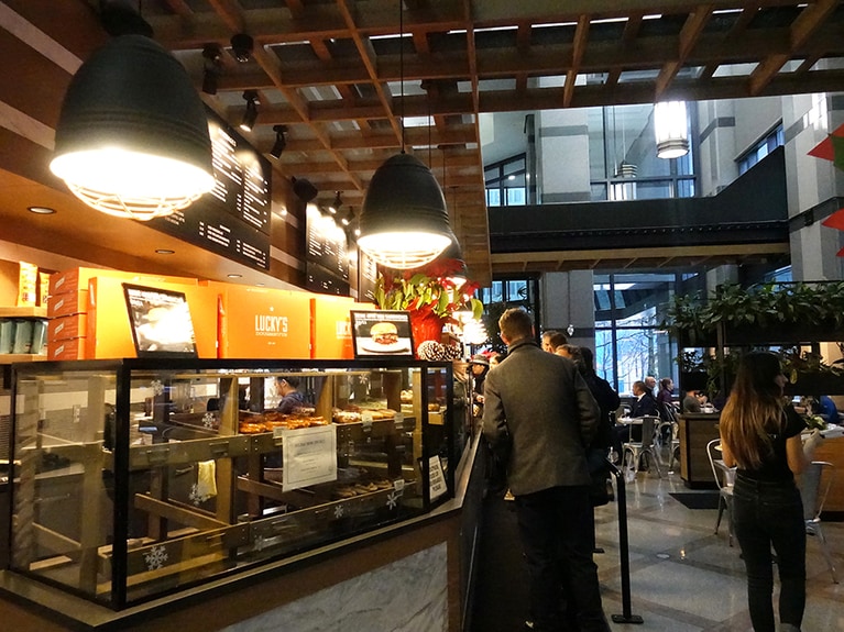 お洒落な店内でビジネスマンや地元っ子が注文。