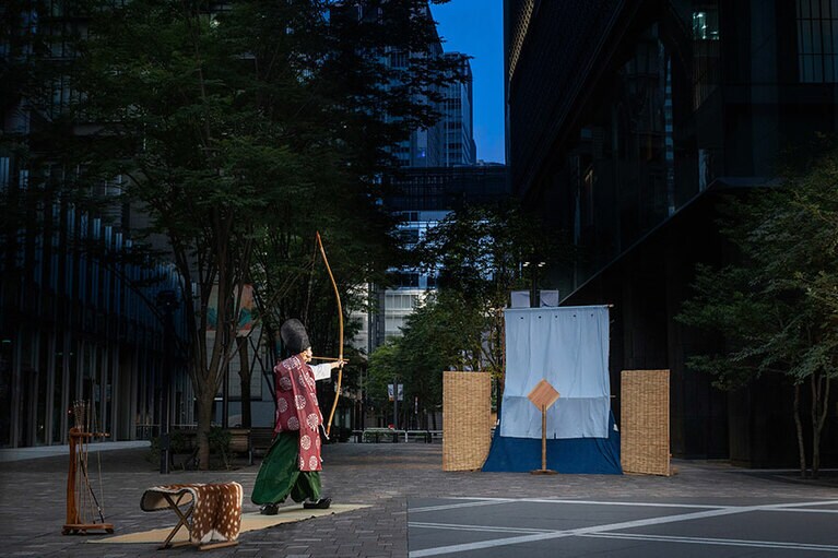オフィス街の真ん中で弓を引くという非日常感は、まさに唯一無二。